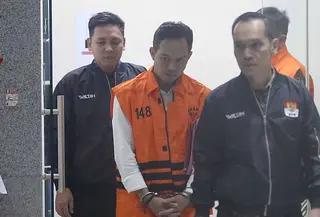 Bupati Cilacap, Jawa Tengah, Syamsul Auliya Rachman saat digiring petugas menuju mobil tahanan di Gedung Merah Putih Komisi Pemberantasan Korupsi (KPK), Jakarta, Sabtu (14/3/2026). Komisi Pemberantasan Korupsi (KPK) resmi menahan dua tersangka terkait dugaan pemerasan dan penerimaan lainnya di lingkungan Pemerintah Kabupaten Cilacap, Jawa Tengah. (Liputan6.com/Helmi Fithriansyah)