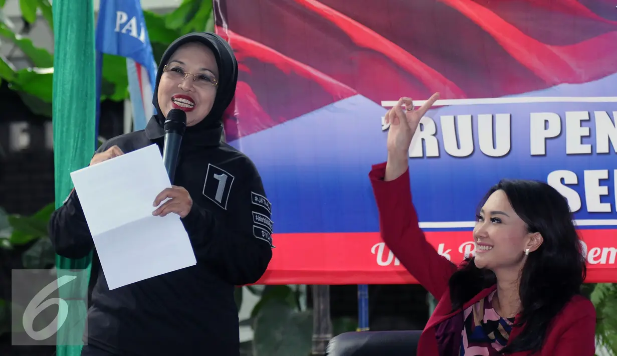 Cawagub DKI Jakarta, Sylviana Murni (kiri) bersama Dwi Astuti W saat diskusi RUU Penghapusan Kekerasan Seksual di Jakarta, Kamis (24/11). Sylviana Murni mengaku paham kompleksitas kejahatan kekerasan seksual di Jakarta. (Liputan6.com/Helmi Fithriansyah)