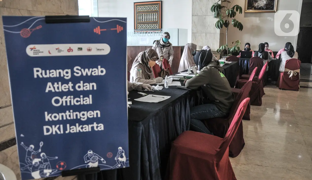 Atlet saat menjalani tes darah untuk pemeriksaan malaria di Hotel Grand Cempaka Business, Jakarta, Kamis (14/10/2021). Para atlet dikarantina sebagai upaya pencegahan penyebaran virus Covid-19. (merdeka.com/Iqbal S. Nugroho)