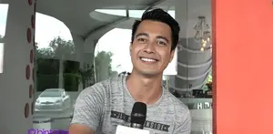 Eza Gionino mencoba diving untuk pertama kalinya di dalam sinetron Aku Jatuh Cinta. Sempat panik karena belum latihan, ternyata Eza punketagihan ingin diving lagi di dalam laut.