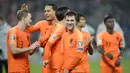 Para pemain Belanda merayakan keberhasilan lolos ke Piala Eropa 2020 usai melawan Irlandia Utara di Windsor Park, Belfast, Sabtu (16/11). Kedua negara bermain imbang 0-0. (AFP/Mark Marlow)