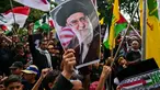 Seorang anak laki-laki memegang plakat bergambar pemimpin tertinggi Iran, Ayatollah Ali Khamenei yang gugur dalam serangan Amerika Serikat dan Israel pada akhir Februari lalu, selama berunjuk rasa memperingati Hari Al-Quds, di Surabaya, Jawa Timur, Jumat (13/3/2026). Ratusan orang turun ke jalan menggelar aksi unjuk rasa memperingati Hari Al-Quds Internasional. (Juni KRISWANTO/AFP)
