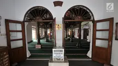 Tampak pintu utama Masjid Hidayatullah di Setiabudi, Jakarta, Senin (28/5). Masjid ini merupakan salah satu masjid tertua di Jakarta yang didirikan 1747 di atas tanah yang diwakafkan saudagar bernama Muhammad Yusuf. (Merdeka.com/Iqbal S Nugroho)