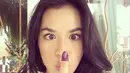 Solois Raisa Andriana juga menunjukkan selfie pilpresnya dengan ekspresi mata melotot ke jari kelingkingnya. (Instagram/ Raisa6690)