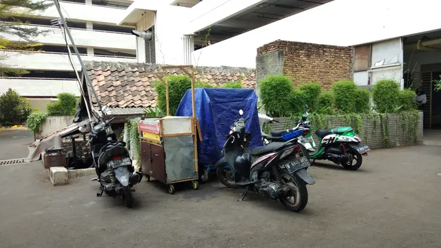 Rumah usang yang berdiri di tengah-tengah area apartemen di Thamrin, Jakarta Pusat. (Liputan6.com/Ady Anugrahadi)