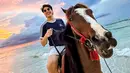 Momen saat El Rumi berkuda di pantai pun tak lepas dari perhatian netizen. Bahkan, tak sedikit pula yang memuji pria kelahiran 30 Mei 1999 ini di media sosial. (Liputan6.com/IG/@elelrumi)