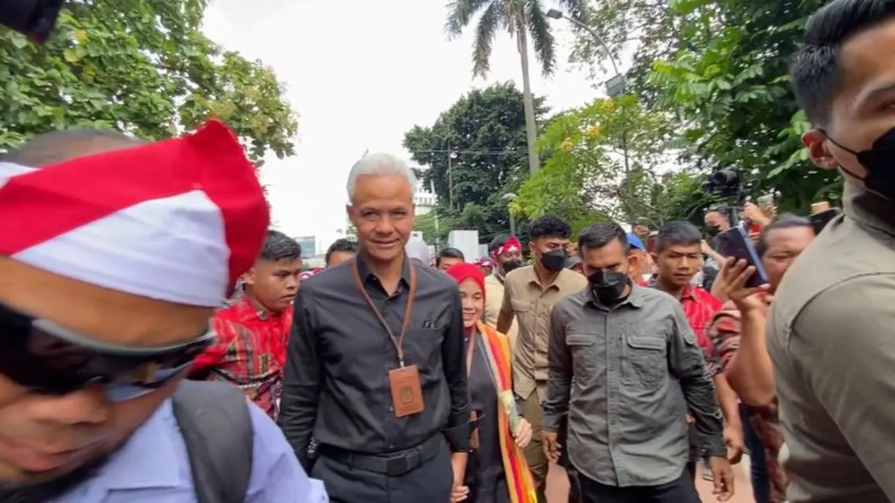Bakal calon presiden Ganjar Pranowo tiba di Tugu Proklamasi, Jakarta Pusat, Kamis (19/10/2023). (Liputan6.com/Delvira Hutabarat)