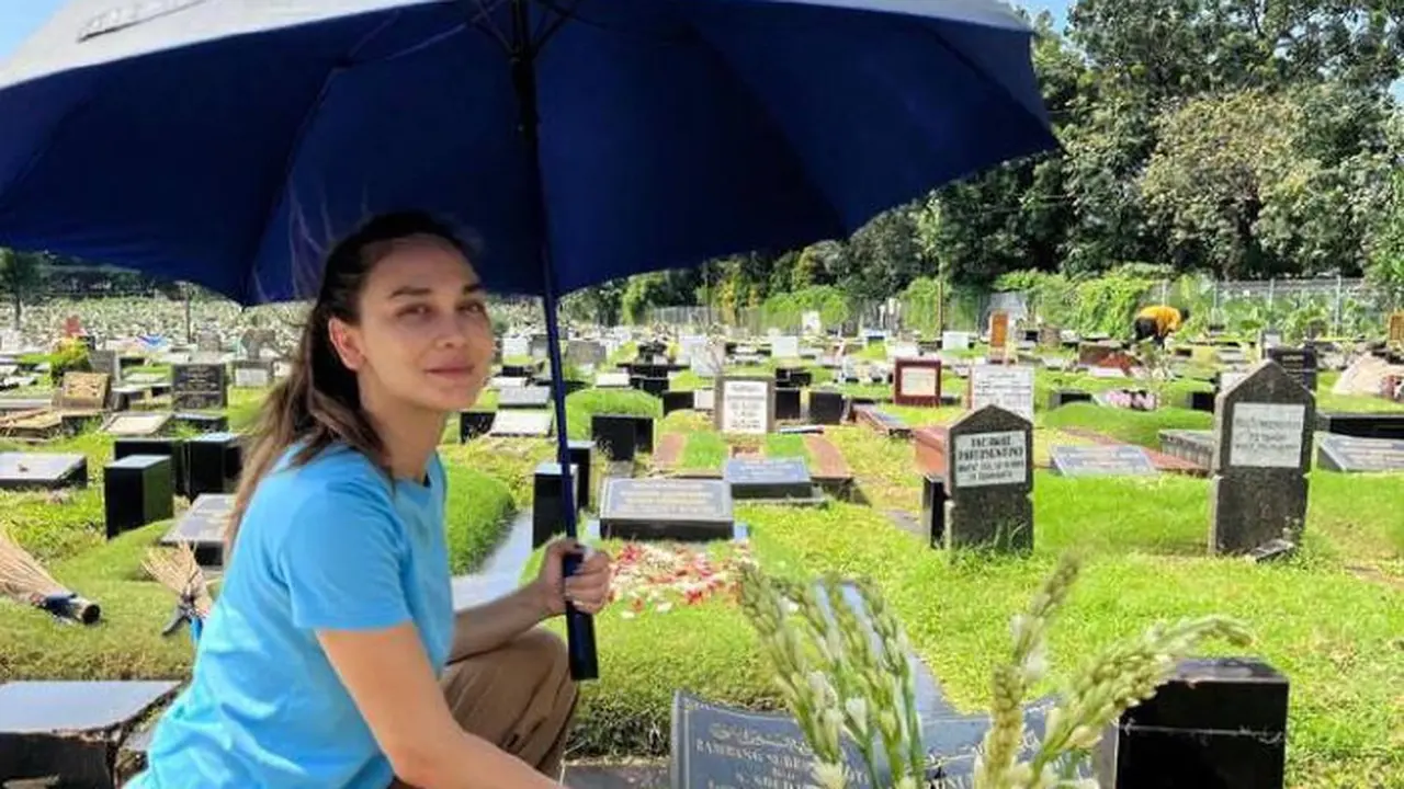 Luna Maya berziarah ke TPU Tanah Kusir