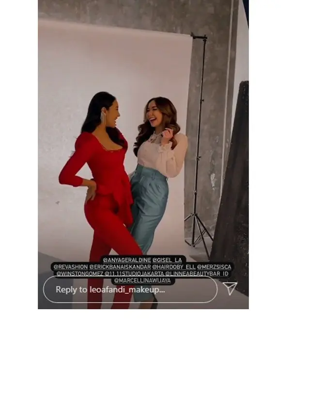 7 Gaya Anya Geraldine dan Gisella Anastasia saat Pemotretan, Kompak Banget