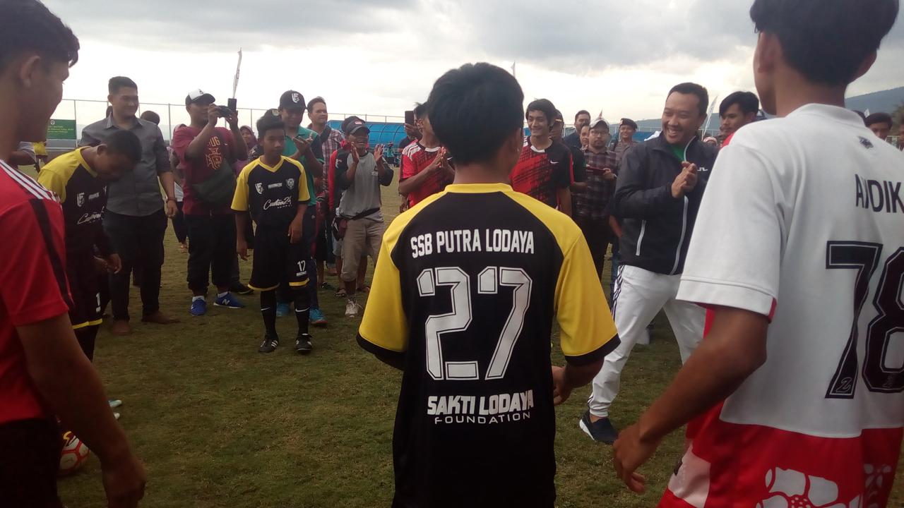 Menpora Imam Nahrowi ikut langsung menjadi peserta mini game pada choching clinik di Lapangan Cisayong, Tasikmalaya