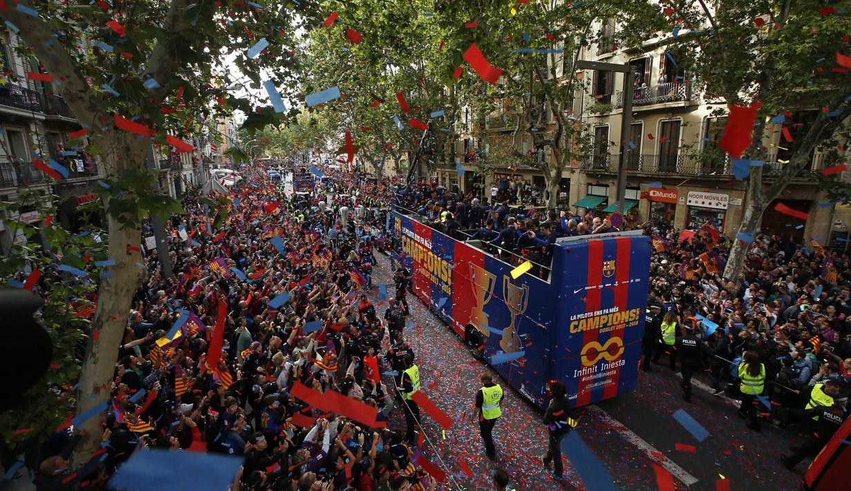 Bus pemain Barcelona melintas kerumunan suporter di Barcelona, (30/4/2018), Barcelona memastikan gelar La Liga usai menang atas Deportivo 4-2. (AP/Manu Fernandez)