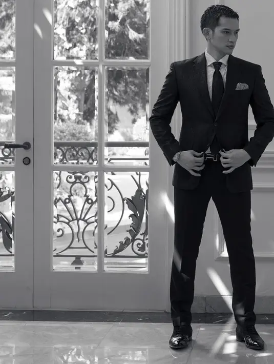 Meski mamakai pakaian formal, Rezky Aditya mampu membuat penampilannya tetap stylish. Kali ini, pesinetron tersebut tampak mengenakan setelan jas lengkap dengan dasi. Rambut yang ditata rapi pun membuatnya makin menawan.(Liputab6.com/IG/@thereal_rezkyadhitya)