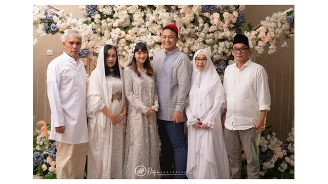 7 Potret Gilang Dirga Tasyakuran Kehamilan 4 Bulan Adiezty Fersa, Haru Bahagia
