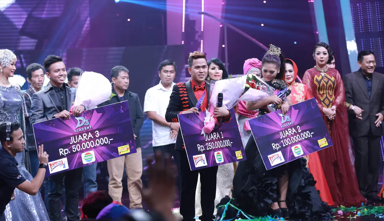 Sedangkan Weni kontestan asal Pontianak harus puas menjadi runner up. Weni mendapatkan uang sebesar Rp 100 juta. Sedangkan juara 3 mendapatkan Rp 50 juta (Galih W. Satria/Bintang.com)