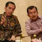 Presiden Jokowi didampingi Wapres Jusuf Kalla berbincang sebelum memberi pengarahan kepada kepala kepolisian daerah (Kapolda) dan kepala kejaksaan tinggi (Kajati) se-Indonesia di Istana Negara, Jakarta, Selasa (18/7). (Liputan6.com/Faizal Fanani)