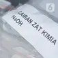 Barang bukti kasus dugaan penyiraman air keras kepada sembilan wanita di tiga lokasi berbeda di Polda Metro Jaya, Jakarta, Sabtu (16/11/2019). Polisi menyita barang bukti berupa pakaian korban, padatan soda api, cairan zat kimia, serta rambut korban. (Liputan6.com/Immanuel Antonius)