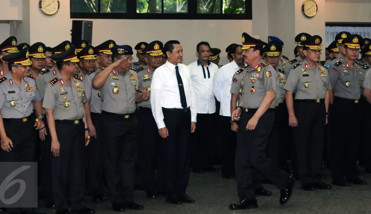 Ka BIN Jenderal Pol Budi Gunawan (ketiga kanan) tiba untuk mengikuti pelantikan Komjen Pol Syafruddin sebagai Wakapolri di Mabes Polri, Jakarta, Sabtu (10/9). Sebelumnya, Budi Gunawan menjabat sebagai Wakapolri. (Liputan6.com/Helmi Fithriansyah)