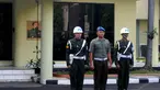 Pratu Heri (tengah) menghadiri upacara pemecatan dirinya di Markas Pusat Polisi Militer (Puspom), Jakarta, Senin (7/7/14). (Liputan6.com/Herman Zakharia)
