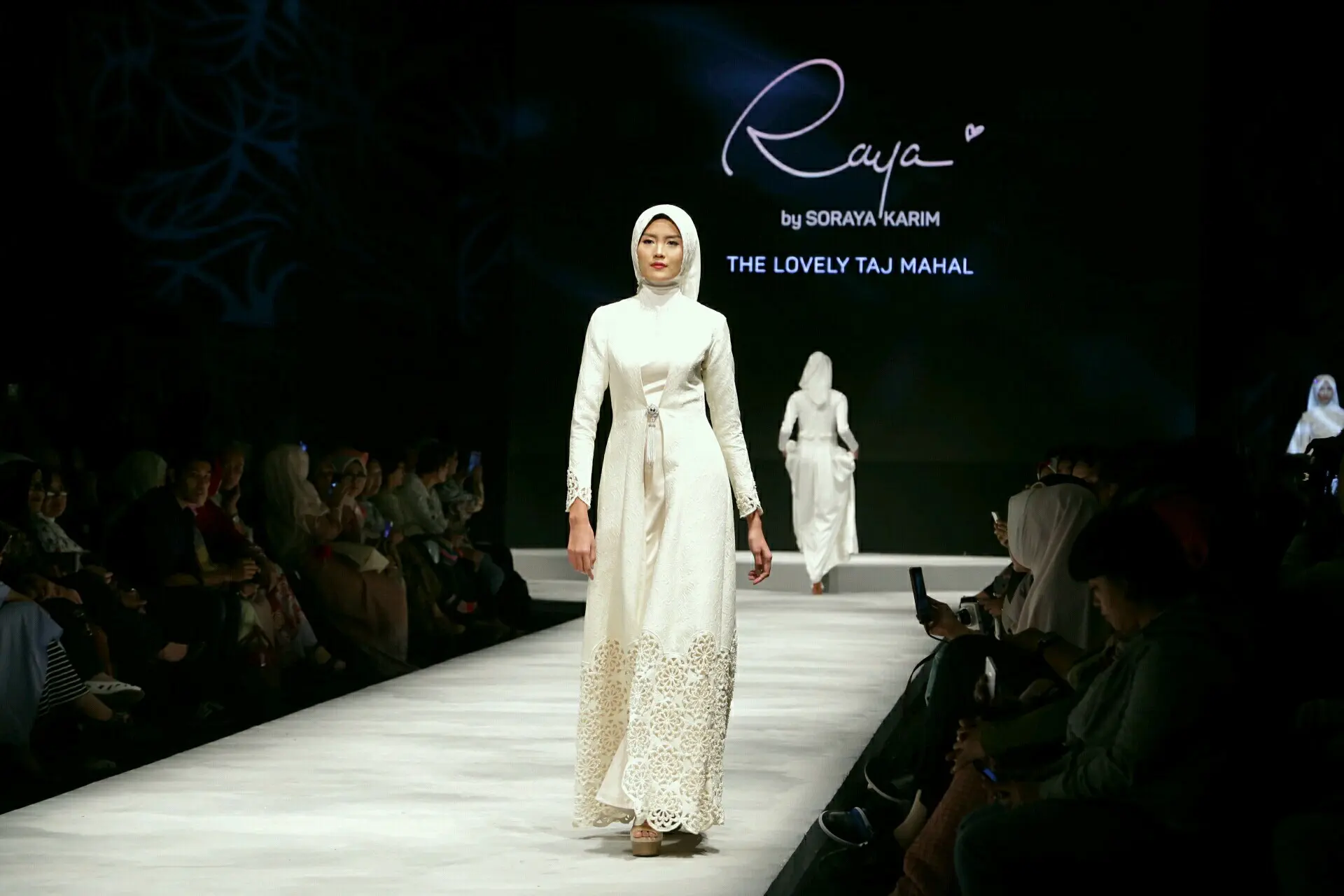 Tampil elegan saat mengenakan modest wear dengan balutan warna putih. (raya_by_sorayakarim Ikuti/instagram)