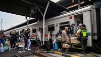 Manager Humas KAI Daop 8 Surabaya, Luqman mengatakan pada Jumat (28/3/2025). bahwa hari ini merupakan puncak arus mudik para pelanggan yang menggunakan moda transportasi kereta api. (JUNI KRISWANTO/AFP)
