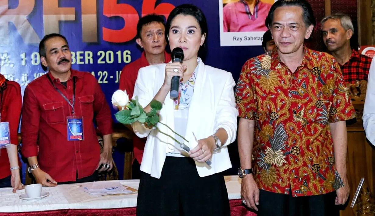 Hadir dalam acara itu para artis senior dan junior. Meski sebagai senior, Ray Sahetapy menerima dengan lapang dada kekalahannya. Acara berlangsung di kawasan Kemang, Jakarta Selatan. (Adrian Putra/Bintang.com)