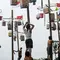 Beberapa peserta mengikuti lomba panjat pohon pinang di Pantai Festival Ancol, Jakarta, Rabu (17/8/2022). Sebanyak 45 pohon pinang siap dipanjat oleh pengunjung di Pantai Festival Ancol  untuk memeriahkan Hari Ulang Tahun (HUT) Ke-77 Republik Indonesia. (Liputan6.com/Faizal Fanani)