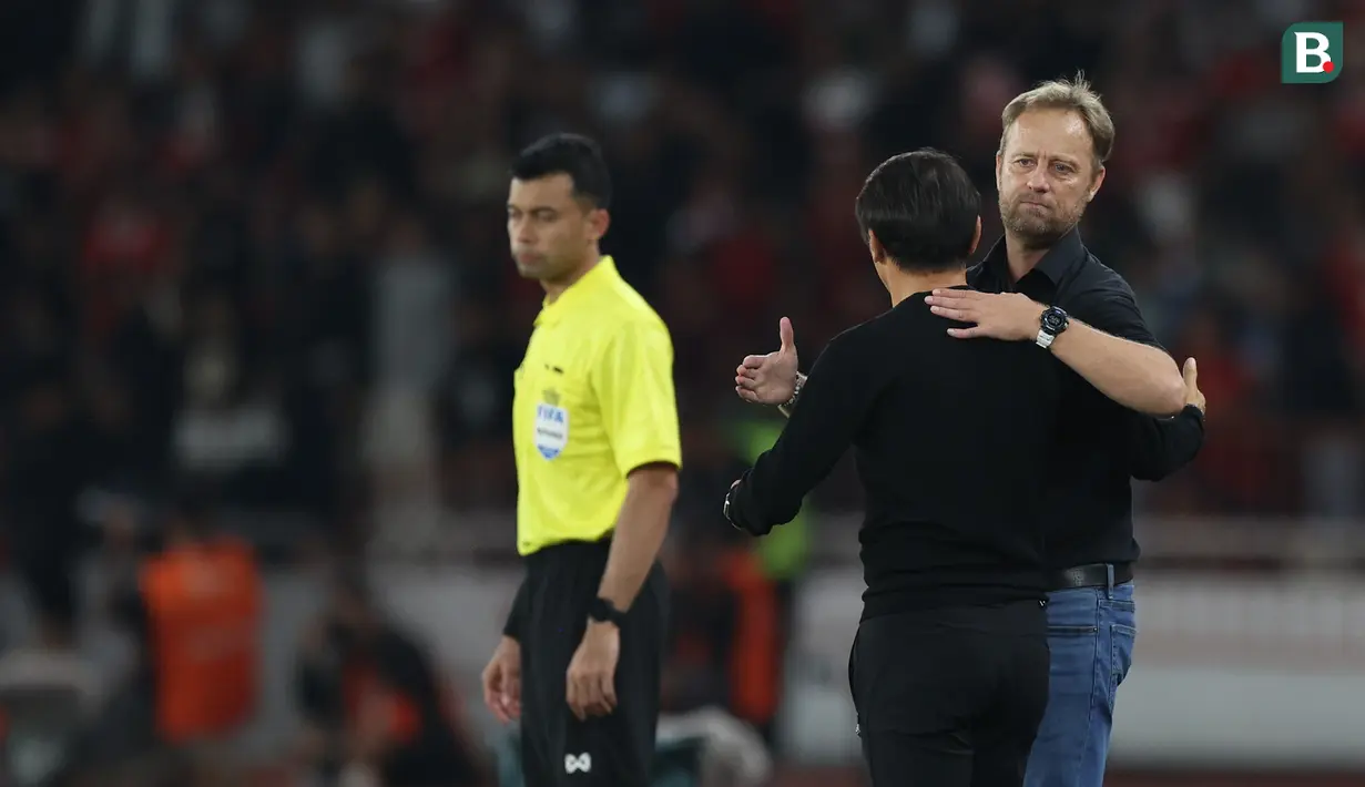 <p>Pelatih Timnas Thailand, Alexandre Polking (kanan) berpelukan dengan pelatih Indonesia, Shin Tae-yong setelah berakhirnya laga matchday ketiga Grup A Piala AFF 2022 di Stadion Utama Gelora Bung Karno, Senayan, Jakarta, Kamis (29/12/2022) sore WIB. (Bola.com/Bagaskara Lazuardi)</p>