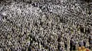 Ribuan pasangan mengambil bagian dalam pernikahan massal oleh Gereja Unifikasi Korea Selatan, Sabtu (20/02). Sebanyak 3.000 pasangan dari 62 negara ikut serta dalam acara ini.( REUTERS / Kim Hong - Ji)