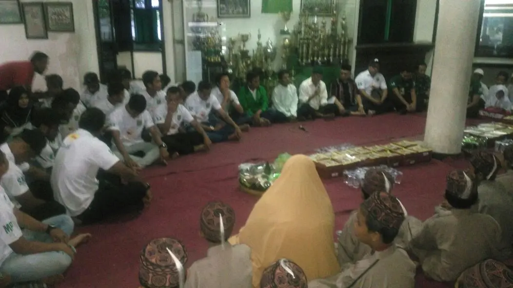 Persebaya menggelar doa bersama sebelum tampil di 8 Besar Liga 2 Indonesia. (Liputa6.com/Dimas Angga P)