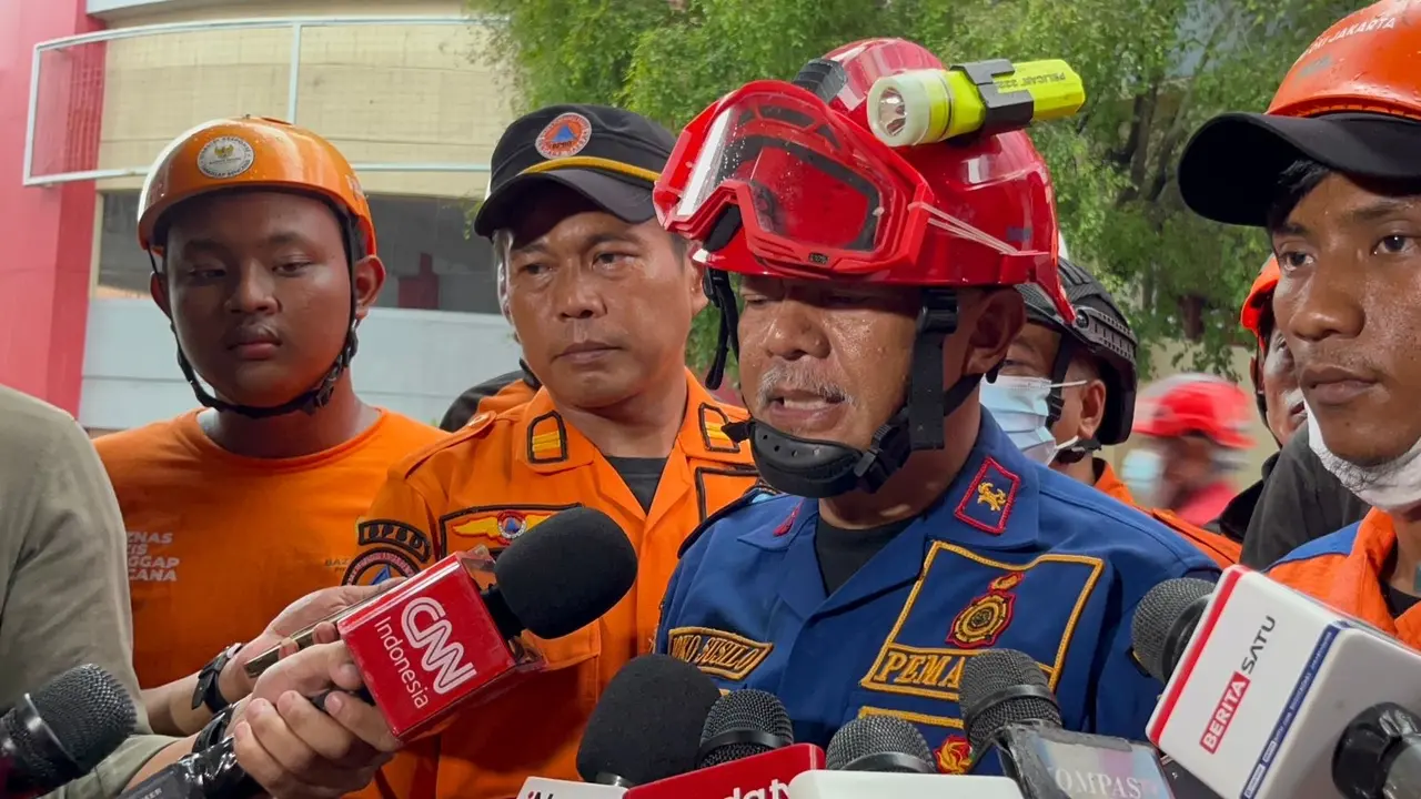 Perwira Piket Suku Dinas Gulkarmat Jakarta Barat Joko Susilo mengatakan menghentikan sementara pencarian korban hilang kebakaran Glodok Plaza, Sabtu (18/1/2025).