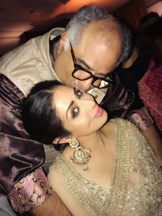 Sridevi dikenal sebagai seorang wanita yang sangat sayang dengan keluarganya. Melalui akun Instagram-nya, ia kerap mengunggah kebersamaannya dengan anak dan suaminya. (Foto: instagram.com/sridevi.kapoor)