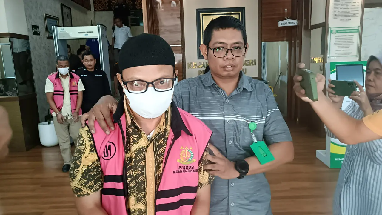 Penahan 2 tersangka korupsi kredit investasi di Kejari Pekanbaru pada Selasa (11/2/2025).