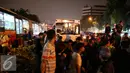 Sejumlah warga mengerumuni pria tanpa identitas yang sekarat usai di tabrak bus PPD 213 di kawasan Matraman Raya, Jakarta, Kamis (20/8/2015). Menurut saksi pria tersebut nekat menyeberang melewati jalur busway. (Liputan6.com/Faizal Fanani)