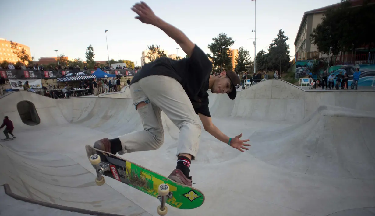 Peserta saat mengikuti kompetisi Kejuaraan Skateboard Malaga Natural Bowl Riders II di Malaga, Spanyol (17/12).  (AFP Photo/Jorge Guerrero)