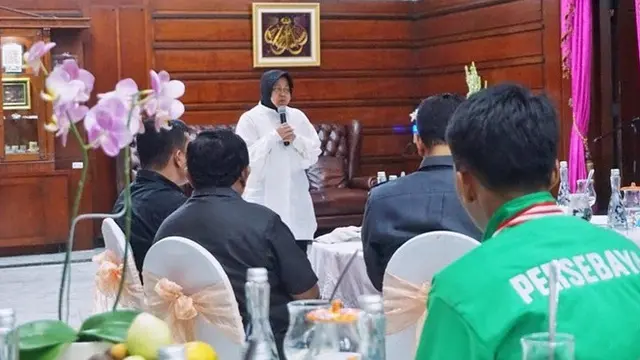 7 Potret Wali Kota Surabaya Tri Rismaharini Dukung Penuh Persebaya Surabaya