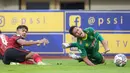 Pemain Hizbul Wathan FC, Vengko Armedya (kanan) meringis kesakitan usai dijatuhkan pemain PSG Pati, M Fayrushi dalam laga matchday ke-10 Grup C Liga 2 2021/2022 di Stadion Manahan, Solo, Selasa (30/11/2021). (Bola.com/Bagaskara Lazuardi)