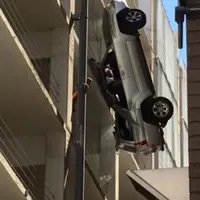 Seorang pria terhindar dari maut setelah mobilnya hampir terjun dari lantai 9 saat parkir. (Via: mirror.co.uk - Andrew Miller/REUTERS)