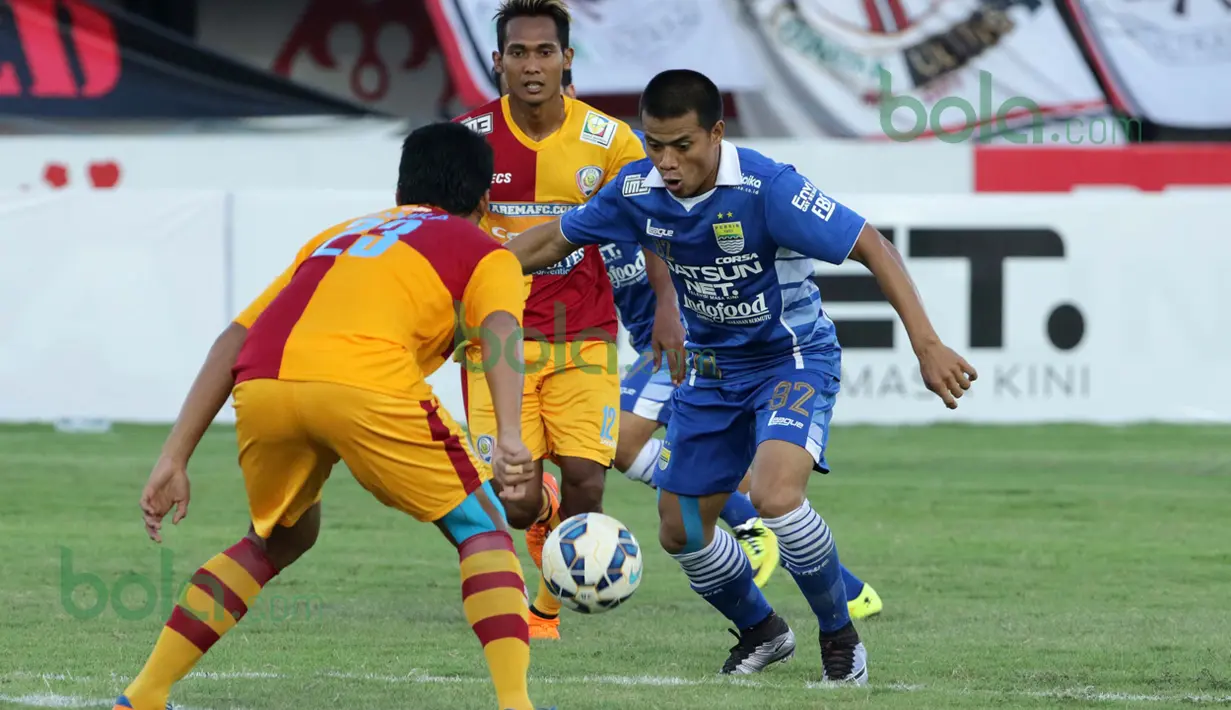 Pemain Persib Bandung, Tantan (kanan), berusaha melewati hadangan pemain Arema Cronus dalam laga Bali Island Cup 2016 di Stadion I Wayan Dipta, Gianyar, Bali, Selasa (23/2/2016). (Bola.com/Peksi Cahyo)