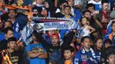 Suporter tim Singo Edan membentangkan syal usai menyaksikan laga Arema FC melawan Persija pada lanjutan Go-Jek Liga 1 Indonesia 2018 bersama Bukalapak di Stadion GBK Jakarta, Sabtu (31/3). Arema FC kalah telak 1-3. (Liputan6.com/Helmi Fithriansyah)