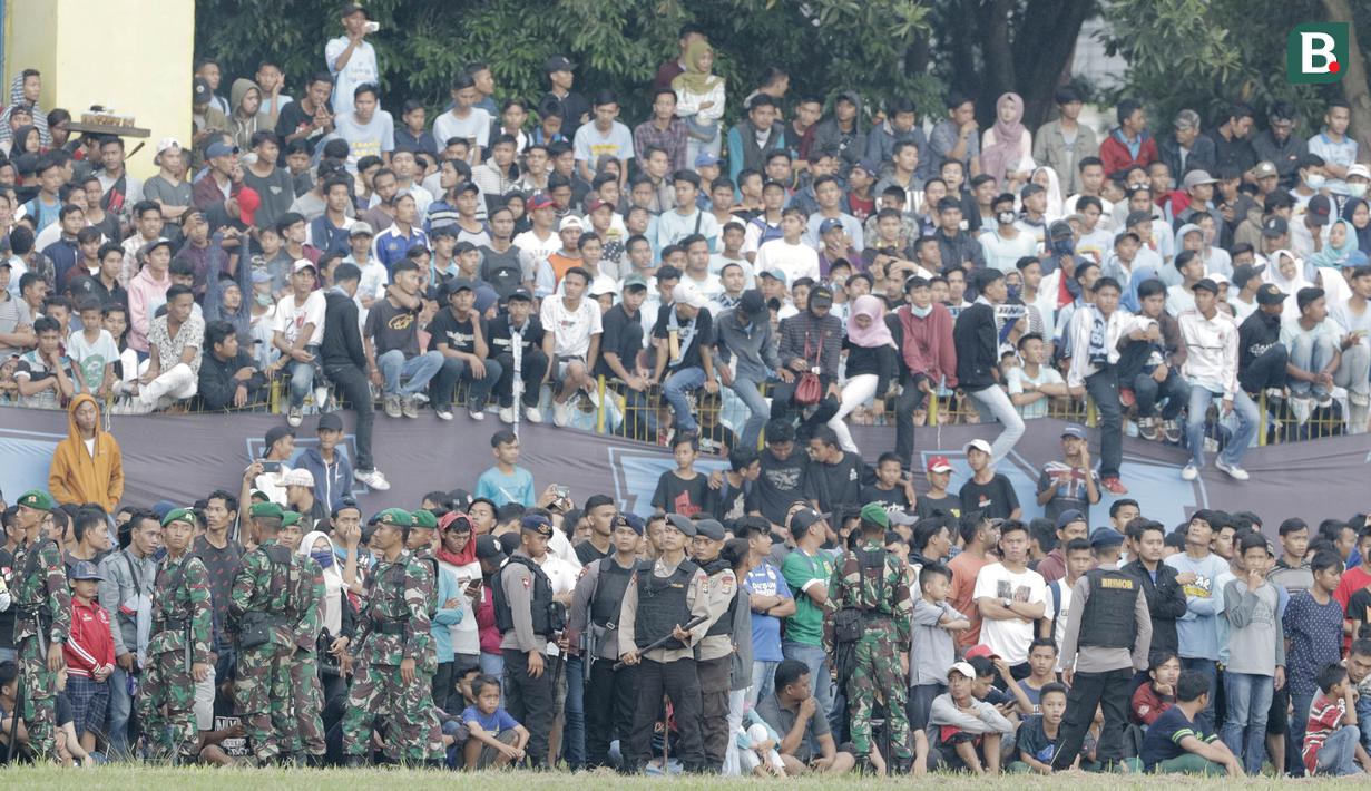 Suporter tumpah ruah hingga ke lapangan saat menyaksikan pertandingan antara Perserang Serang melawan Persib Bandung pada laga uji coba di Stadion Maulana Yusuf, Serang, Kamis (1/3/2018). Persib menang 6-0 atas Perserang. (Bola.com/M Iqbal Ichsan)