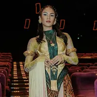 Aulia Sarah yang berperan sebagai hantu penari di film 'KKN di Desa Penari' tampil anggun dengan mengenakan busana khas Badarawuhi. Artis berusia 31 tahun itu memakai kebaya berwarna kuning emas dan selempang hijau tua. Penampilannya makin sempurna dengan perpaduan bawahan kain batik bercorak emas. (Liputan6.com/IG/@owliasarah)