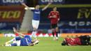 Striker Everton, Richarlison (kiri) dan bek Manchester United, Eric Bailly, tergeletak di lapangan usai terlibat benturan dalam laga perempatfinal Piala Liga Inggris Carabao Cup di Goodison park, Rabu (23/12/2020). Everton kalah 0-2 dari Manchester United. (AP/Nick Potts/Pool)