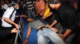 Sejumlah mahasiswa dan petugas Rumah Sakit menggotong salah satu korban bentrok antara mahasiswa pengunjuk rasa penolak kenaikan harga bahan bakar minyak (BBM) dengan polisi di jalan Diponegoro, Jakarta, Kamis malam (29/3). (Antara)