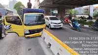 Kronologi Truk Tabrak Separator Busway Bikin 15 TransJakarta Terlambat