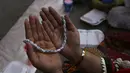 Seorang wanita berdoa sebelum berbuka puasa selama bulan puasa Ramadhan di masjid bersejarah Badshahi, di Lahore, Pakistan (3/4/2022). Masjid Badshahi merupakan masjid tebesar di dunia dari tahun 1673 hingga 1986 (atau selama 313 tahun). (AP Photo/K.M. Chaudary)