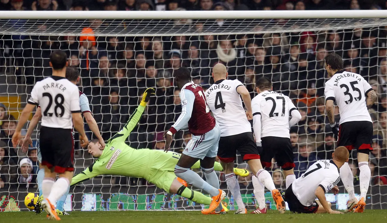 Pada musim 2013/2014, Fulham menjadi klub Premier League yang kebobolan paling banyak, yaitu 85 gol dan hanya memasukkan 40 gol. Menempati peringkat ke-19 dari 20 tim dengan mengemas 32 poin hasil dari 9 kali menang, 5 kali imbang dan 24 kali kalah, Fulham harus terdegradasi bersama Norwich City di peringkat 18 dan Cardiff City di peringkat ke-20. (AFP/Ian Kington)