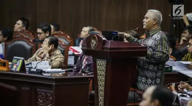 Pakar IT Profesor Marsudi Wahyu Kisworo memberi keterangan dalam sidang sengketa Pilpres 2019 Gedung MK, Jakarta, Kamis (20/6/2019). Saksi ahli yang dihadirkan oleh KPU tersebut merupakan profesor teknologi informasi pertama di Indonesia. (Liputan6.com/Faizal Fanani)