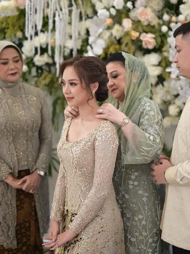 Putri Willy Dozan dan Betharia Sonata saat Tunangan. [@official.bethariasonata]