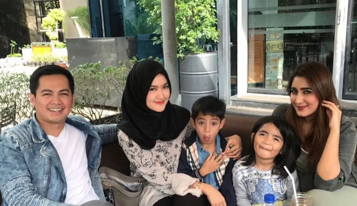 Potret senyum ceria bersama dengan mantan baru saja ditunjukkan oleh pasangan yang belum lama ini menikah. Tommy Kurniawan bersama dengan istri barunya, Lisya Nurrahmi kumpul bersama dengan mantan istri Tommy, Tania Nadira. (Instagram/tommykurniawann)