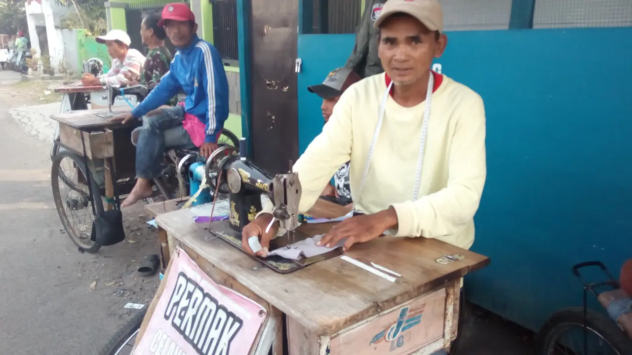 Deretan penjahit spesialis permak pakaian